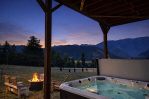 House, 1 Bedroom | Outdoor spa tub - Berg Haus 1 Bedroom Home by NW Comfy Cabins by RedAwning (Leavenworth)