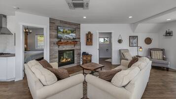 Nhà, 1 phòng ngủ | Khu phòng khách | Dịch vụ stream