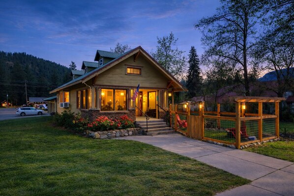 Nhà, 4 phòng ngủ | Ngoại thất