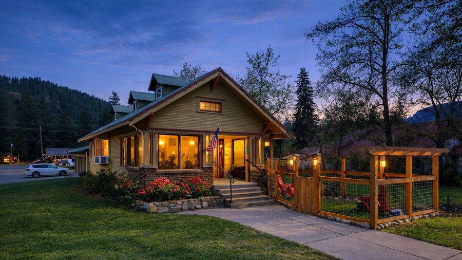 Rockwell Retreat 4 Bedroom Home by NW Comfy Cabins by RedAwning