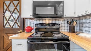 House, 4 Bedrooms | Private kitchen