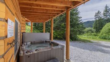 Cabin, 4 Bedrooms | Outdoor spa tub