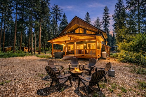 Compass Cabin 2 Bedroom Homeby NW Comfy Cabins by RedAwning