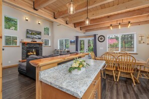 House, 2 Bedrooms | Private kitchen | Fridge, oven, coffee/tea maker, toaster - Compass Cabin 2 Bedroom Homeby NW Comfy Cabins by RedAwning (Leavenworth)