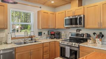 Hus, 2 soverom | Eget kjøkken | Kjøleskap, ovn, kaffetrakter/tekoker og brødrister