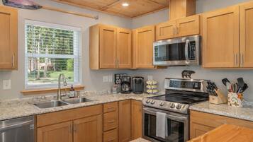 Hus, 2 soverom | Eget kjøkken | Kjøleskap, ovn, kaffetrakter/tekoker og brødrister