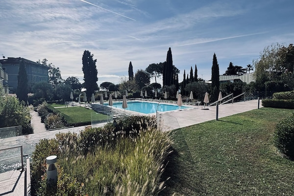 Una piscina al aire libre