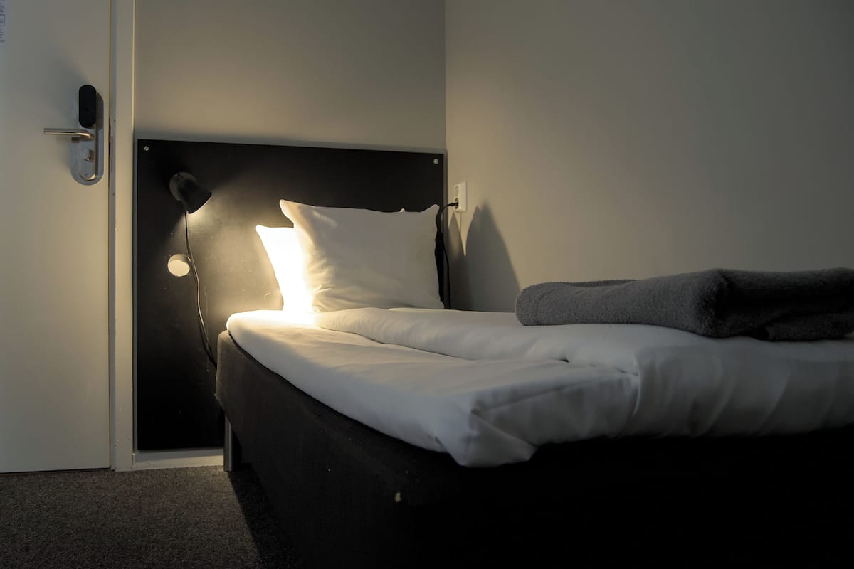 Single Room (no window) | Tabla de planchar con plancha, wifi gratis y ropa de cama