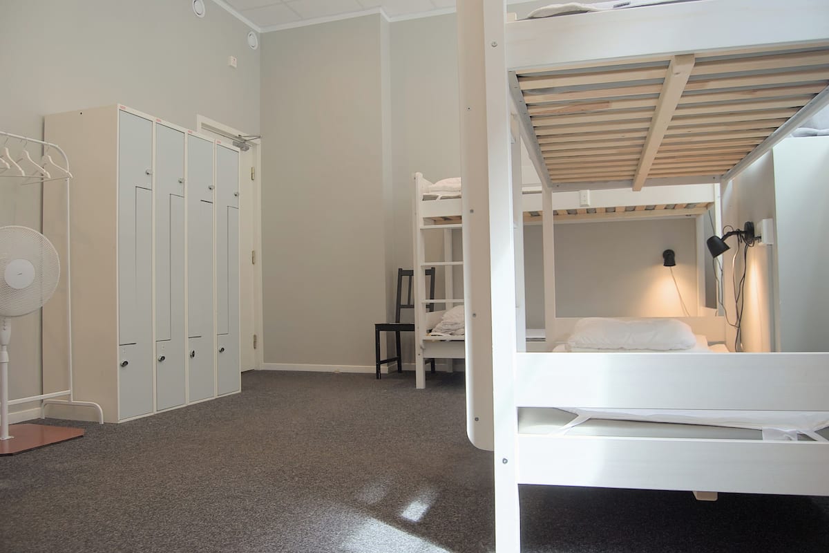 8 Bed Dormitory Mixed (with window) | Tabla de planchar con plancha, wifi gratis y ropa de cama
