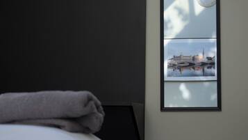 Big Double Room (with skywindow) | Tabla de planchar con plancha, wifi gratis y ropa de cama