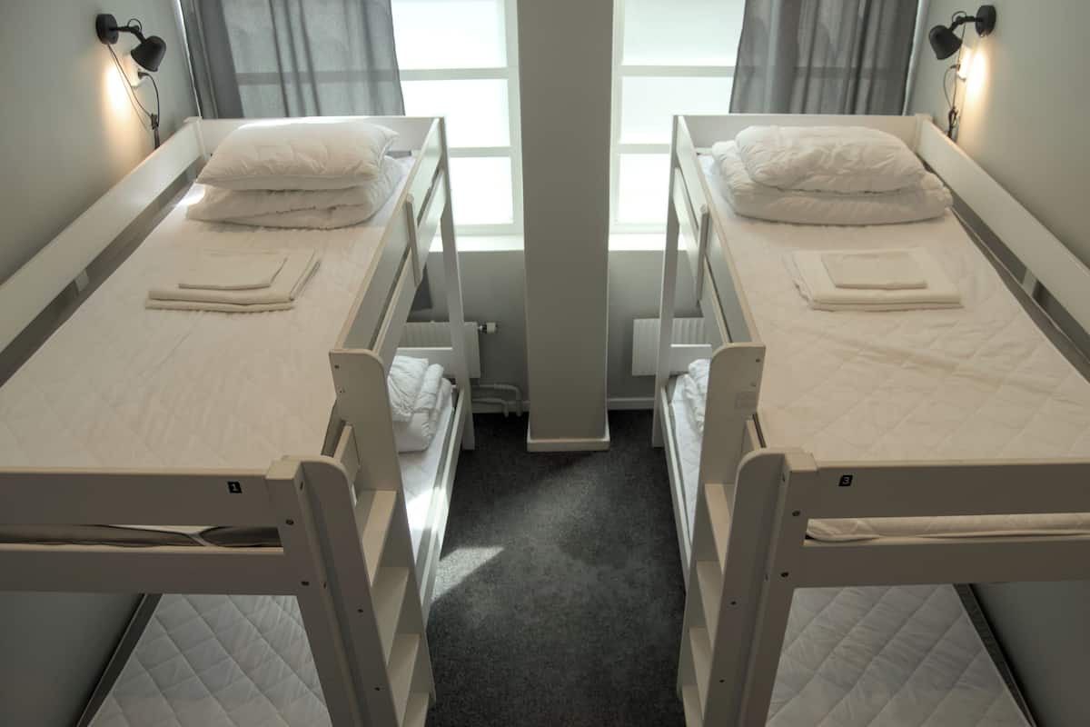 4 Bed Mixed Dormitory (with window) | Tabla de planchar con plancha, wifi gratis y ropa de cama