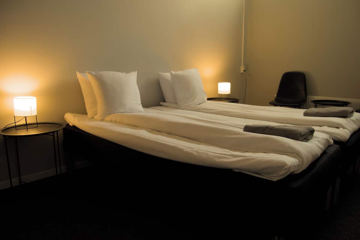 Big Double Room (no window) | Tabla de planchar con plancha, wifi gratis y ropa de cama