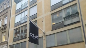 Un bâtiment sur lequel on peut lire l’inscription suivante : « GRAD Hotel & Hotel ».
