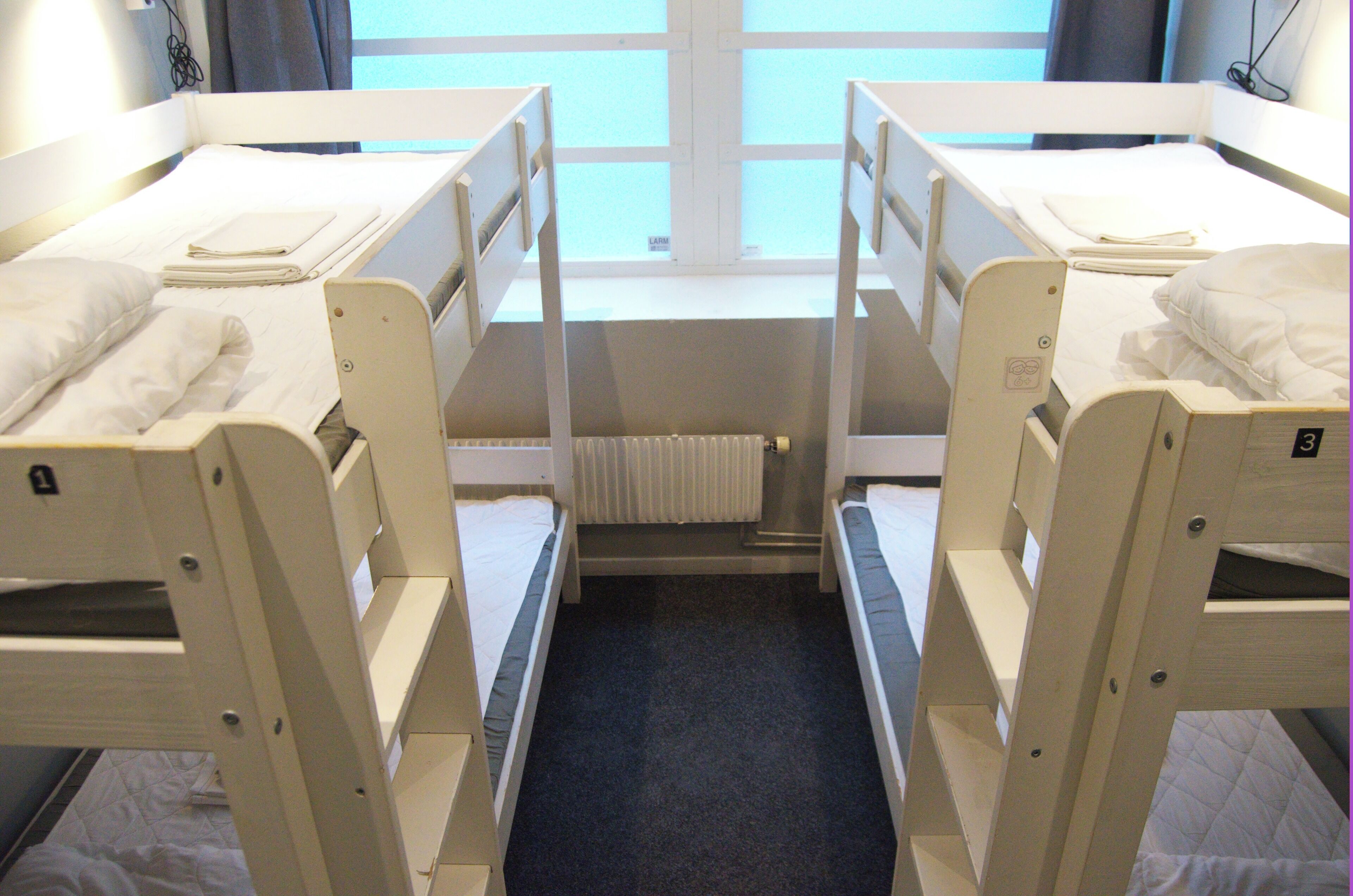 Tabla de planchar con plancha, wifi gratis y ropa de cama 