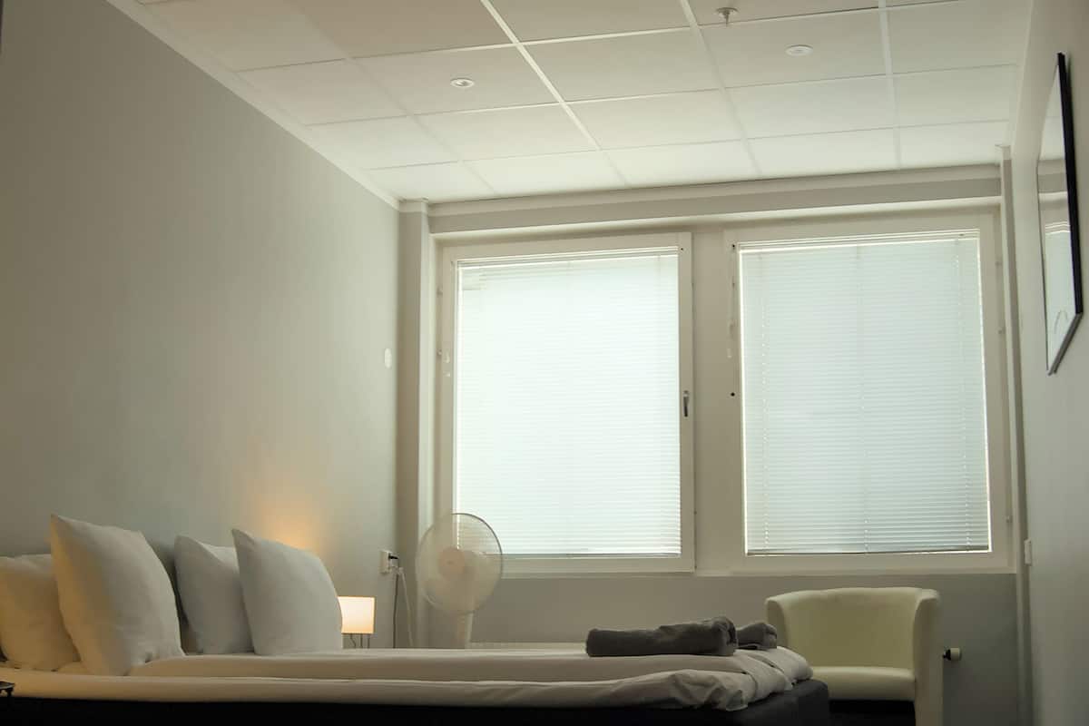 Big Double Room (with window) | Tabla de planchar con plancha, wifi gratis y ropa de cama