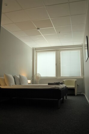 Tabla de planchar con plancha, wifi gratis y ropa de cama 