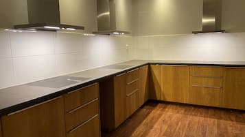 Peti sejuk, ketuhar gelombang mikro, dapur, mesin basuh pinggan mangkuk