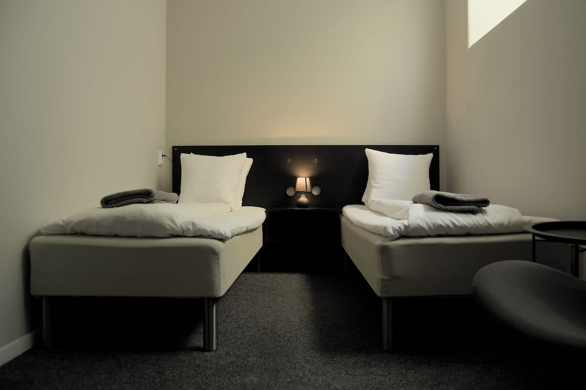 Twin Room (no window) | Tabla de planchar con plancha, wifi gratis y ropa de cama
