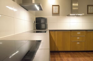 Réfrigérateur, micro-ondes, plaque de cuisson, lave-vaisselle