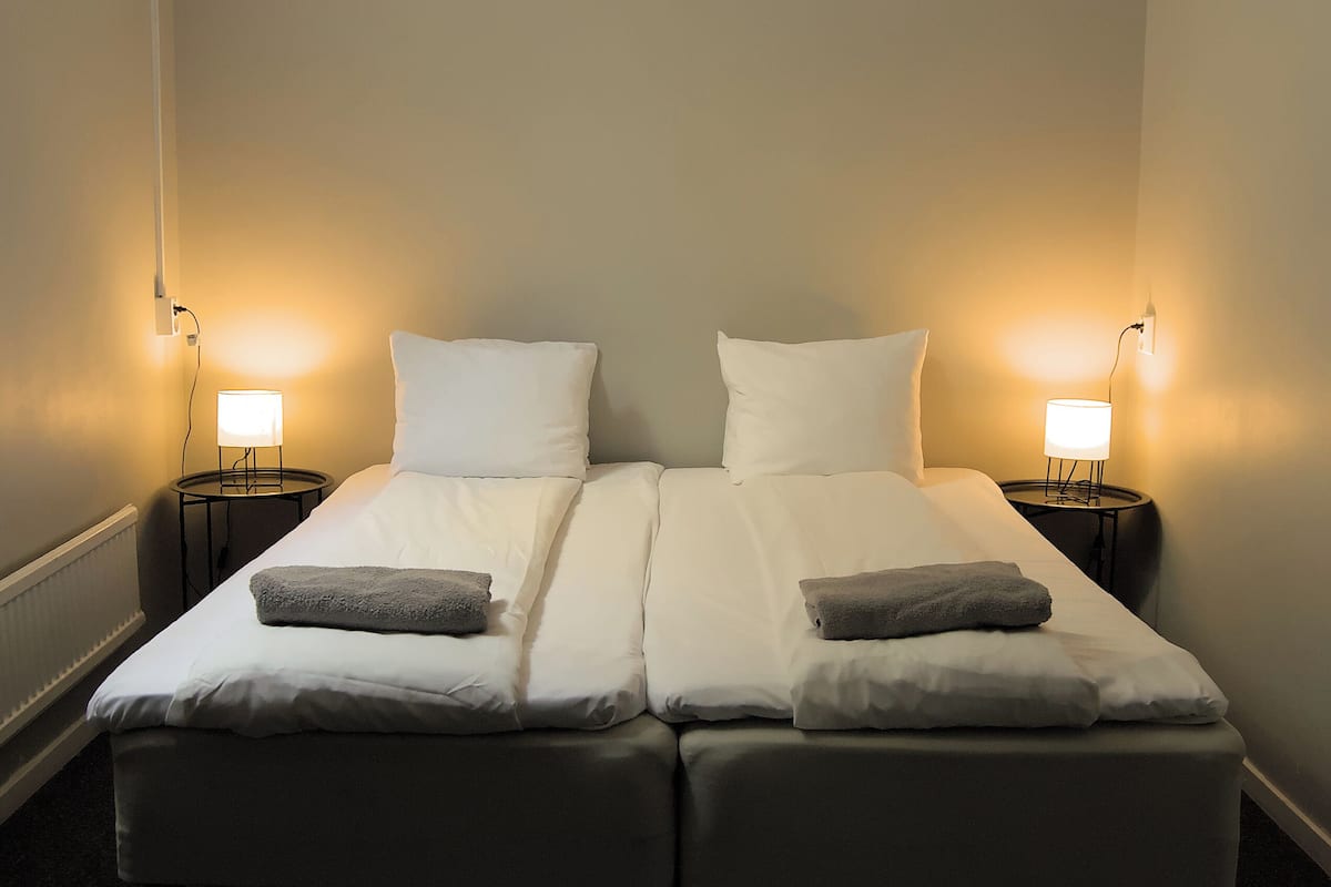 Double Room (no window) | Tabla de planchar con plancha, wifi gratis y ropa de cama