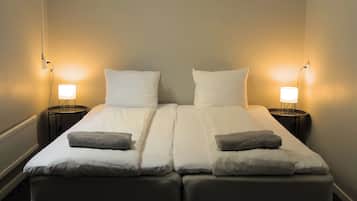 Tabla de planchar con plancha, wifi gratis y ropa de cama