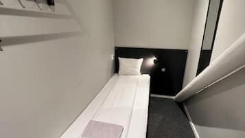 Small Single Room (no window) | Σίδερο/σιδερώστρα, δωρεάν Wi-Fi, κλινοσκεπάσματα