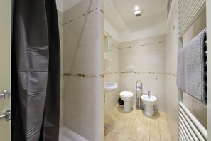 Douche, sĂšche-cheveux, bidet, serviettes fournies