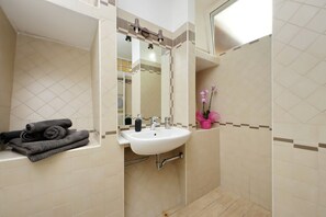 Dusche, Haartrockner, Bidet, Handtücher