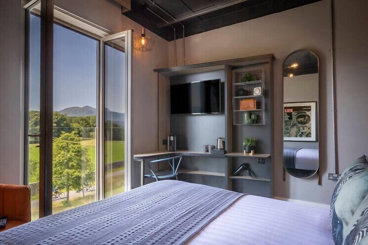 Ropa de cama hipoalergénica y espacio para trabajar con laptop