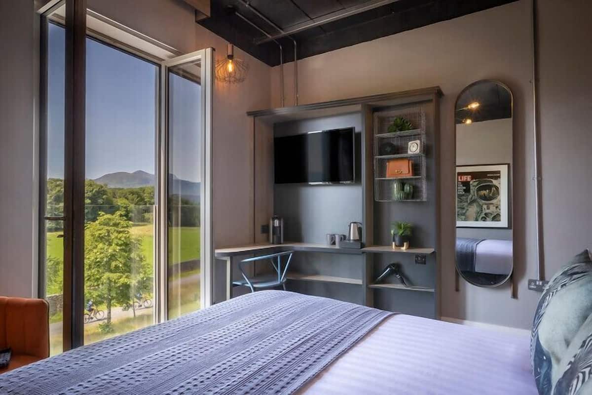 Ropa de cama hipoalergénica y espacio para trabajar con laptop