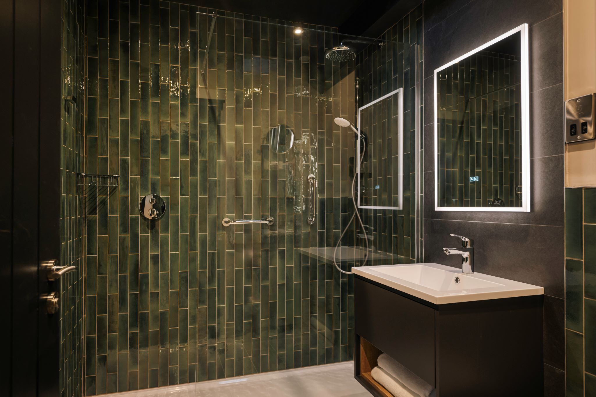 Skyline67 Double or Twin Room (In-room continental breakfast) | Bathroom | Shower, rainfall showerhead, free toiletries, hair dryer
