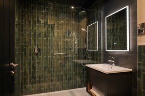 Skyline67 Double or Twin Room (In-room continental breakfast) | Badkamer | Een douche, een regendouche, gratis toiletartikelen, een haardroger