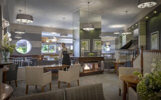 4 bars/lounges
