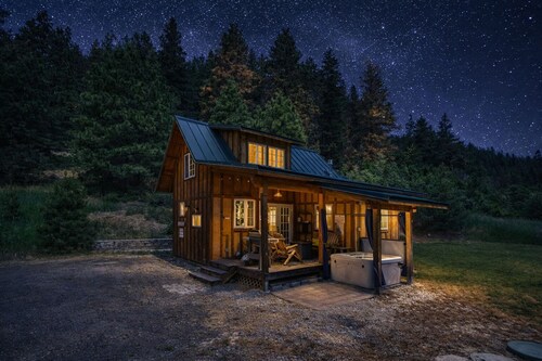 Beaver Hill Cabin Near Plain 2 Bedroom Home by NW Comfy Cabins by RedAwning