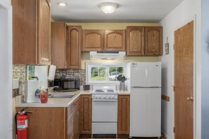 Cabin, 2 Bedrooms | Private kitchen | Fridge, oven, coffee/tea maker, toaster