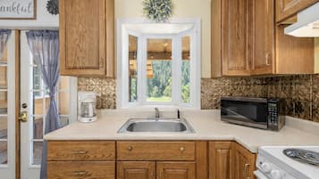 Cabin, 2 Bedrooms | Private kitchen | Fridge, oven, coffee/tea maker, toaster