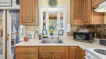 Cabin, 2 phòng ngủ | Bếp riêng | Tủ lạnh, lò nướng, dụng cụ pha cà phê/trà, lò nướng bánh mì