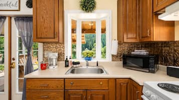 Cabin, 2 Bedrooms | Private kitchen