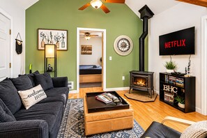 Cabaña, 2 habitaciones | Área de sala de estar | Servicios de streaming 
