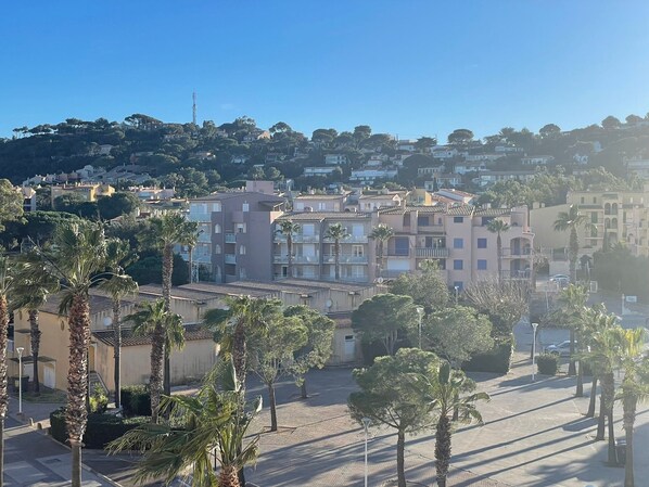 A residential area with multi-story buildings, palm trees, and a clear sky. - Great one-bedroom apartment in the heart of Cavalaire, a 4-minute walk to the beaches in the center (Cavalaire-sur-Mer)