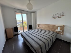 1 slaapkamer, een strijkplank/strijkijzer, wifi