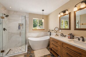 House, 5 Bedrooms | Bathroom | Towels, shampoo