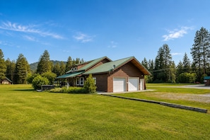 Exterior - Alpine Acres Lodge 3 Bedroom Home by NW Comfy Cabins by RedAwning (Leavenworth)