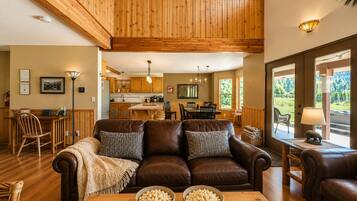 House, 5 Bedrooms | Living area | Streaming services