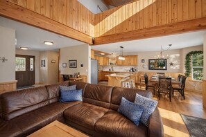 Nhà, 3 phòng ngủ | Khu phòng khách | Dịch vụ stream 