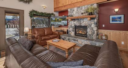 Alpine Acres Lodge 3 Bedroom Home by NW Comfy Cabins by RedAwning