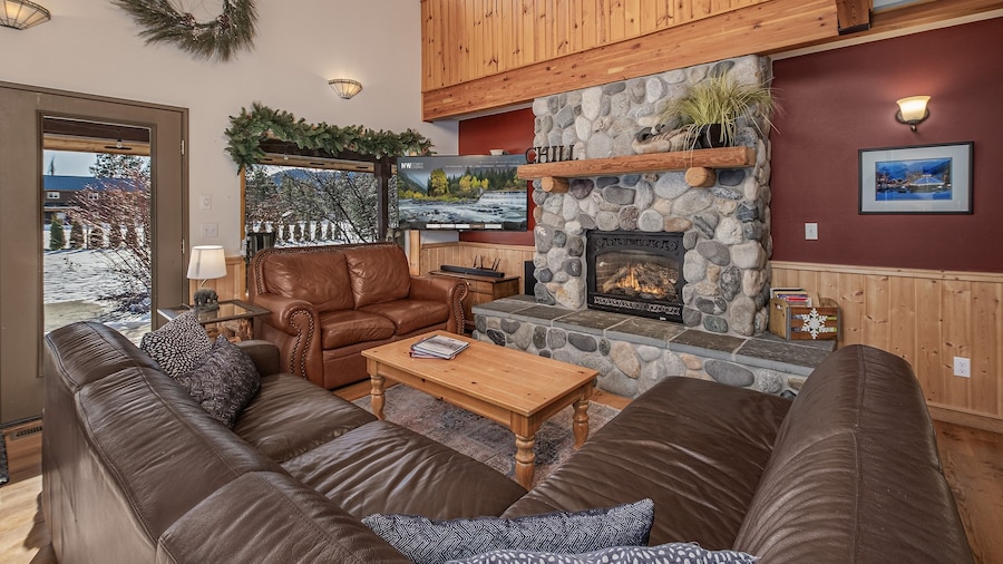Alpine Acres Lodge 3 Bedroom Home by NW Comfy Cabins by RedAwning