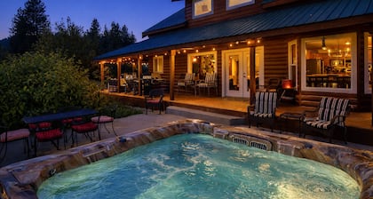 Alpine Acres Lodge 3 Bedroom Home by NW Comfy Cabins by RedAwning