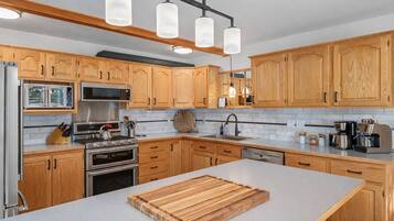 House, 3 Bedrooms | Private kitchen | Fridge, oven, coffee/tea maker, toaster