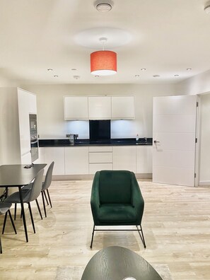 Apartment, 2 Queen-Betten | Eigene Küche | Kühlschrank, Mikrowelle, Ofen, Herdplatte